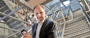 Justizsenator Thomas Heilmann (CDU) führte am Dienstag in der Jugendstrafanstalt Charlottenburg den neuen Handyblocker vor, der Häftlinge an der illegalen Nutzung von Mobiltelefonen hindern soll. Die Justizverwaltung lässt sich das Pilotprojekt 840000 Euro kosten.