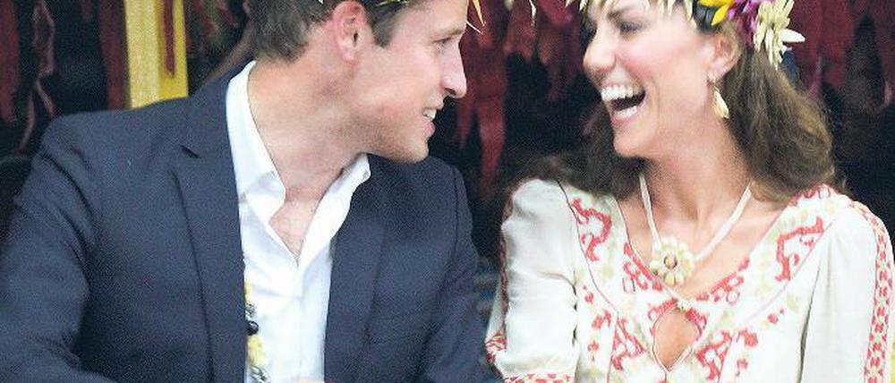 Letzte Station einer langen Reise. Mit Blumenkränzen auf dem Kopf tanzten Prinz William und seine Frau Catherine am Dienstag auf der Südsee-Insel Tuvalu. Von der Affäre um die Fotos ließen sie sich nichts anmerken. Foto: AFP