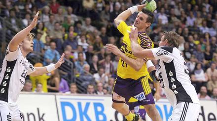 Wenn Füchse punkten: Aron Palmarsson (l.) und Filip Jicha von THW Kiel (r.) versuchen Ivan Nincevic von den Füchsen am Wurf zu hindern.