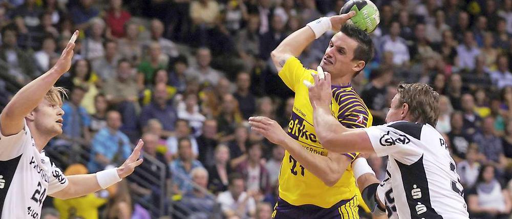 Wenn Füchse punkten: Aron Palmarsson (l.) und Filip Jicha von THW Kiel (r.) versuchen Ivan Nincevic von den Füchsen am Wurf zu hindern.
