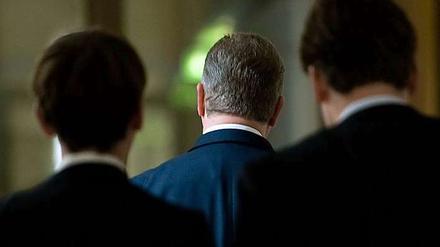 Immer wissen, wen man im Rücken hat: Frank Henkel stand am Dienstag dem Innenausschuss des Abgeordnetenhauses Rede und Antwort.