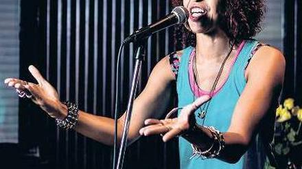 Bühnenpoetin. Paula Varjack performt für ein internationales Publikum. 