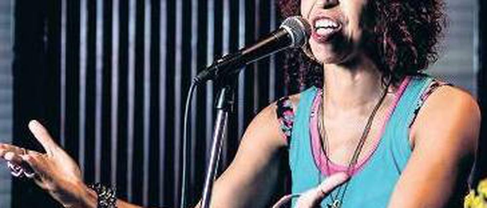 Bühnenpoetin. Paula Varjack performt für ein internationales Publikum. 