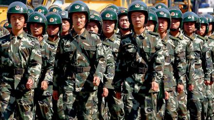 Chinesische Militärpolizisten marschieren bei der japanischen Botschaft in Beijing auf, vor der am Dienstag demonstriert wurde.