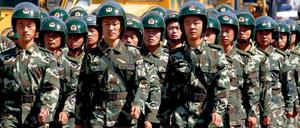 Chinesische Militärpolizisten marschieren bei der japanischen Botschaft in Beijing auf, vor der am Dienstag demonstriert wurde.