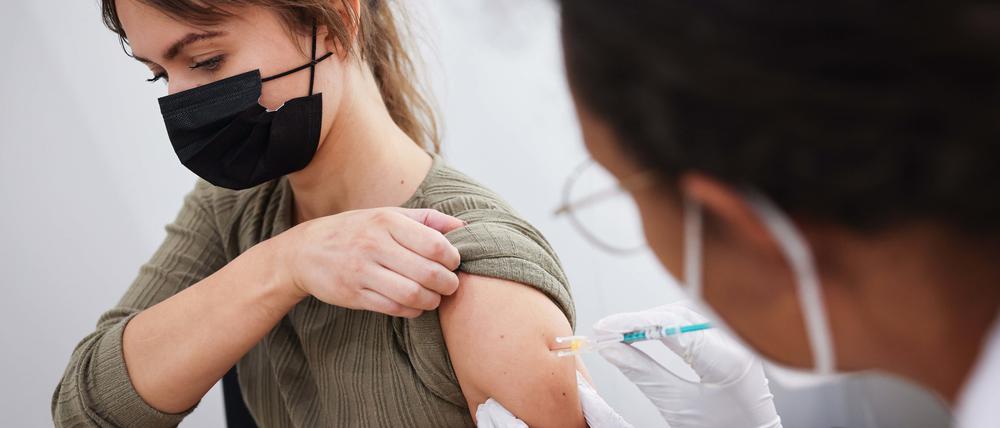 Die Melderate für schwerwiegende Reaktionen nach der Corona-Impfung betrug 0,2 Meldungen pro 1000 Impfdosen.