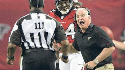 Das kann doch nicht dein Ernst sein. Mike Smith, Coach der Atlanta Falcons, echauffiert sich ob der Schiedsrichter-Leistungen an den ersten zwei NFL-Spieltagen. Foto: dpa