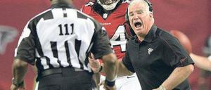 Das kann doch nicht dein Ernst sein. Mike Smith, Coach der Atlanta Falcons, echauffiert sich ob der Schiedsrichter-Leistungen an den ersten zwei NFL-Spieltagen. Foto: dpa