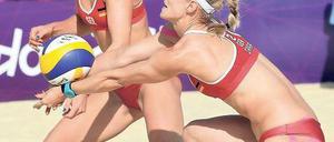 Matchball. Sara Goller (rechts) und Laura Ludwig haben sich nach neun Jahren sportlicher Partnerschaft getrennt. Foto: dapd