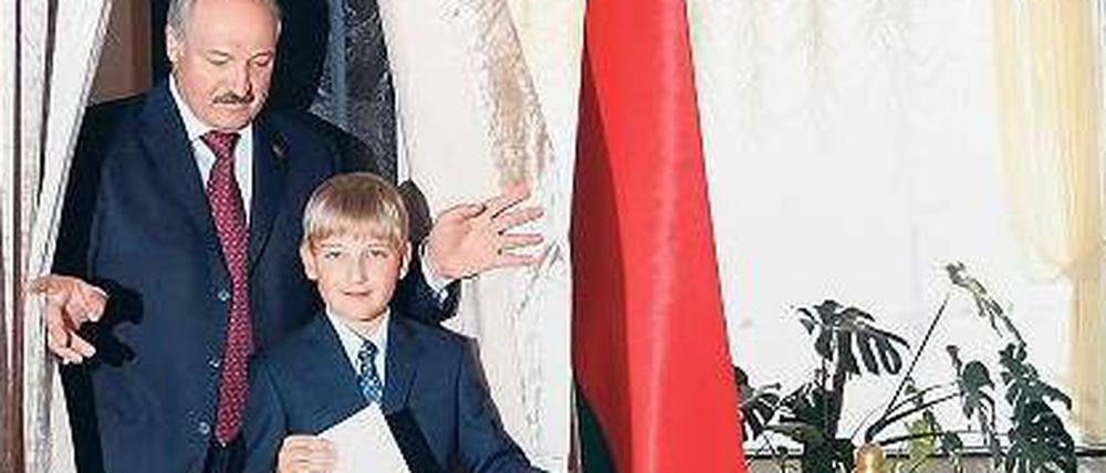 Lukaschenko kommt mit seinem jüngsten Sohn Nikolai aus der Wahlkabine