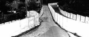 Tief im Südwesten, der Mauerstreifen an der DDR-Exklave Klein-Glienicke umschlossen von West-Berliner Gebiet: An der engsten Stelle betrug der Abstand von Mauer zu Mauer gerade einmal 15 Meter.