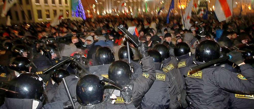 Die Präsidentenkandidaten Wladimir Neklajew und Vitali Rymaschewski seien von den Polizei krankenhausreif geprügelt und dann vom Geheimdienst KGB verschleppt worden, hieß es aus den Wahlkampfstäben. 