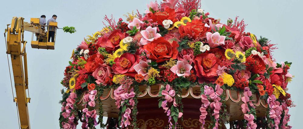 Ganz schön groß, ganz schön stark. Jedes für sich haben die europäischen Länder China nichts entgegen zu setzen. Hier legen Arbeiter letzte Hand an eine überdimensionale Blumendekoration in Peking. Dort findet voraussichtlich im Oktober der 18. Nationalkongress der Kommunistischen Partei statt.