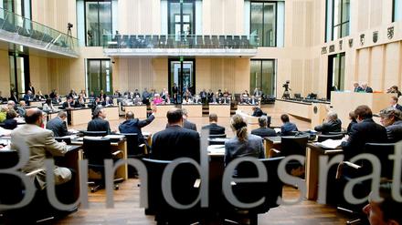 Der überraschende Beschluss des Bundesrates für einen Gesetzentwurf zur Frauenquote in Aufsichtsräten sorgt für Ärger in der Koalition.