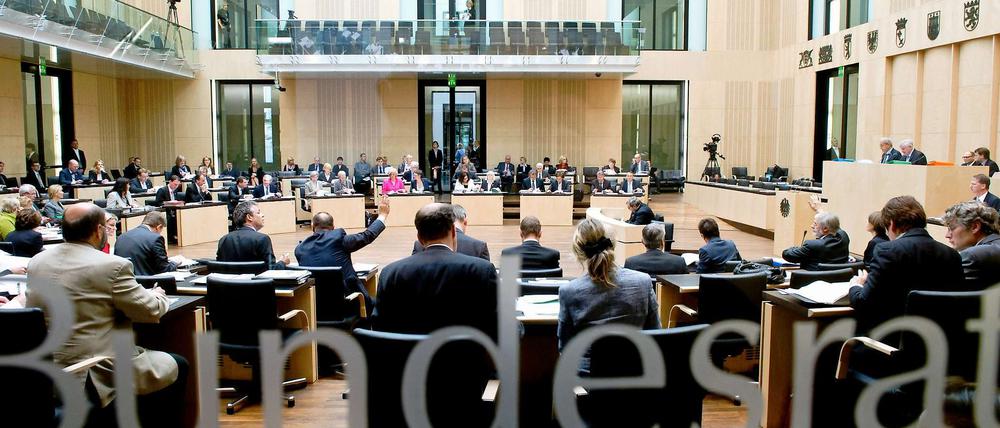 Der überraschende Beschluss des Bundesrates für einen Gesetzentwurf zur Frauenquote in Aufsichtsräten sorgt für Ärger in der Koalition.