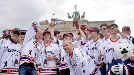 Ein sicheres Produkt. Die Eisbären vor dem Brandenburger Tor.