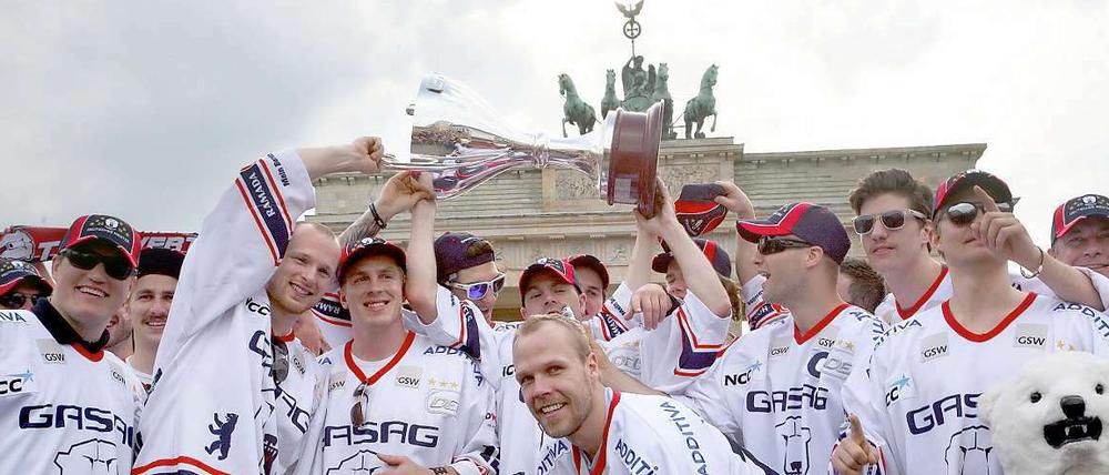 Ein sicheres Produkt. Die Eisbären vor dem Brandenburger Tor.
