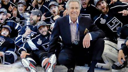 Milliardär mit Eishockeymillionären: Anschutz mit seinen Los Angeles Kings nach Gewinn des NHL-Titels 2012.