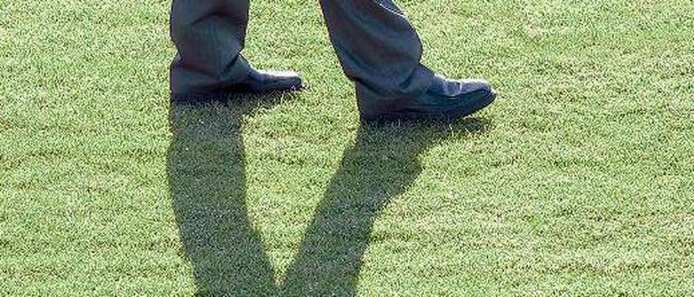 Wohin des Weges? Spielerberater sprechen immer jüngere Talente an. Diese Vorgehensweise stößt branchenweit auf große Kritik. Wie man ihr begegnen kann, wird im Moment diskutiert. 