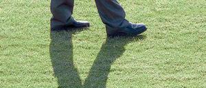 Wohin des Weges? Spielerberater sprechen immer jüngere Talente an. Diese Vorgehensweise stößt branchenweit auf große Kritik. Wie man ihr begegnen kann, wird im Moment diskutiert. 