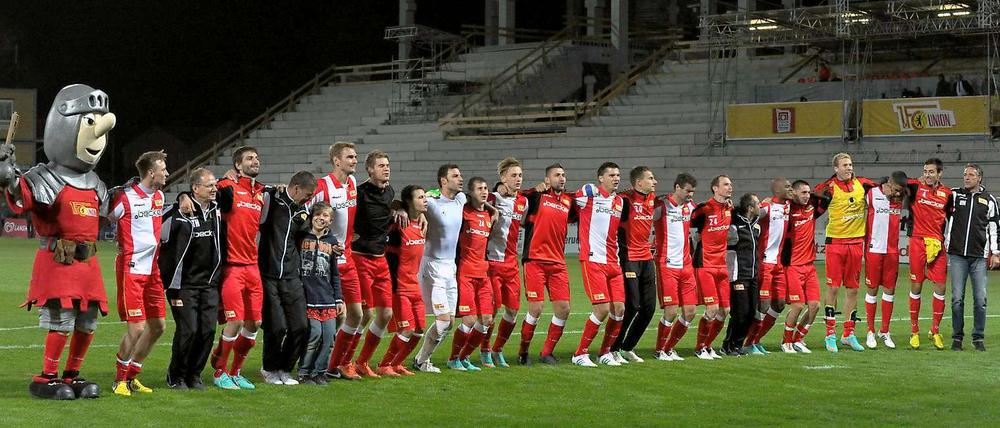 Das Union-Gefühl: Noch lange nach dem Abpfiff feierte die Mannschaft mit den Fans den Sieg gegen Köln.