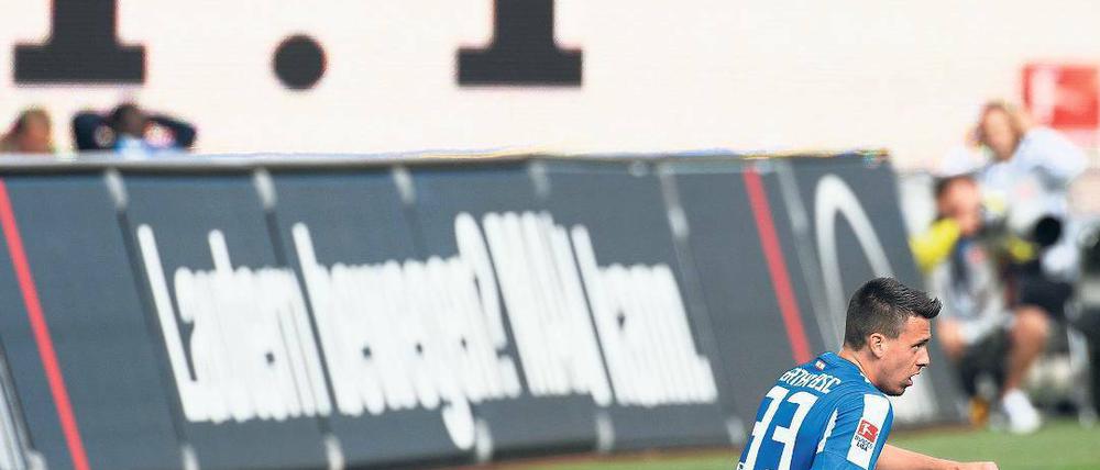 Beim FCK war nicht mehr zu bewegen. Der frühere Kaiserslauterer Sandro Wagner muss sich mit Hertha an alter Wirkens- und Leidensstätte mit einem Unentschieden zufrieden geben, obwohl die Berliner lange Zeit die bestimmende Mannschaft waren. Foto: dapd