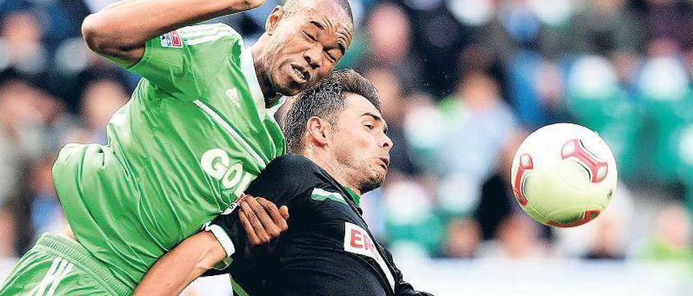 Krampf statt Kunst. Wie hier im Zweikampf des Wolfsburgers Naldo gegen Edu sah es häufiger aus. Vor allem der VfL enttäuschte.