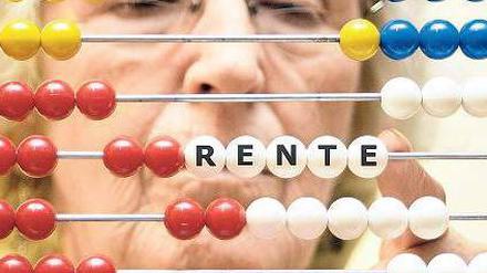 Rechnen für die Rente. Die Debatte über eine in Zukunft zunehmende Altersarmut hat alle Parteien zu neuen Rentenkonzepten herausgefordert. Nun hat auch die Linke eins. Foto: Keystone