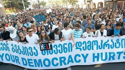 Demonstration gegen die Regierung: Vor allem Studenten gehen in Tiflis Tag für Tag auf die Straße, seitdem die Folter von Gefangenen öffentlich geworden ist. Viele Georgier sehen in der seit langem bekannten, aber bisher nie öffentlich diskutuierten Gewalt in Gefängnissen ein Symptom für die Haltung der Regierung. Foto: David Mdzinarishvili/Reuters