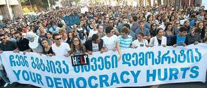 Demonstration gegen die Regierung: Vor allem Studenten gehen in Tiflis Tag für Tag auf die Straße, seitdem die Folter von Gefangenen öffentlich geworden ist. Viele Georgier sehen in der seit langem bekannten, aber bisher nie öffentlich diskutuierten Gewalt in Gefängnissen ein Symptom für die Haltung der Regierung. Foto: David Mdzinarishvili/Reuters