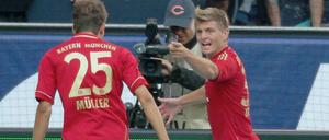 Er war's: Torschütze Toni Kroos zeigt auf Thomas Müller, der den Führungstreffer von Kroos vorbereitete und später das 2:0 mit einer gelungenen Einzelaktion selbst erzielen sollte.