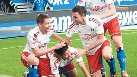 So fühlt sich also Jubel an. Die Hamburger feiern den Doppeltorschützen Son (2.v.l.) und die ersten Punkte der Saison. Und dass eine alte HSV-Bestmarke bestehen bleibt.
