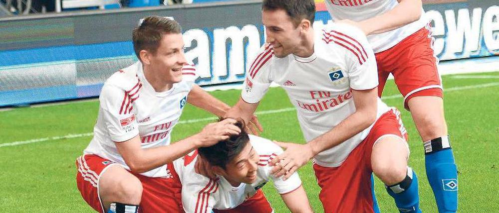 So fühlt sich also Jubel an. Die Hamburger feiern den Doppeltorschützen Son (2.v.l.) und die ersten Punkte der Saison. Und dass eine alte HSV-Bestmarke bestehen bleibt.