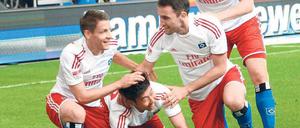 So fühlt sich also Jubel an. Die Hamburger feiern den Doppeltorschützen Son (2.v.l.) und die ersten Punkte der Saison. Und dass eine alte HSV-Bestmarke bestehen bleibt.