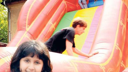 Am Dienstag eröffnete die Arche mit Hüpfburgen und Live-Musik ihr neues Gebäude in Reinickendorf. Die neunjährige Lara (vorne links) wird wie bisher jeden Tag kommen. „Hier kann ich spielen, Hausaufgaben machen und mit den Betreuern toben“, sagt sie. Und freut sich wie die anderen Kinder auf ihr neues Domizil, das die alte, abrissreife Arche ersetzt. 
