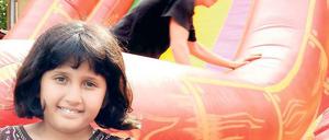 Am Dienstag eröffnete die Arche mit Hüpfburgen und Live-Musik ihr neues Gebäude in Reinickendorf. Die neunjährige Lara (vorne links) wird wie bisher jeden Tag kommen. „Hier kann ich spielen, Hausaufgaben machen und mit den Betreuern toben“, sagt sie. Und freut sich wie die anderen Kinder auf ihr neues Domizil, das die alte, abrissreife Arche ersetzt.