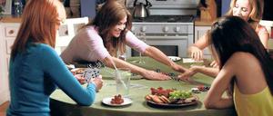 Letzte Runde. Noch einmal treffen sich Bree (Marcia Cross), Susan (Teri Hatcher), Lynette (Felicity Huffman) und Gabrielle (Eva Longoria, v.l.n.r.) zum Pokern. Es geht um Geld, aber eigentlich geht es um Abschied. Foto: Pro7