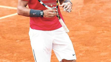 Schmerz lass nach. Auf dem roten Sand der French Open quälte sich Rafael Nadal in diesem Jahr noch zum Turniersieg – danach streikte sein Körper endgültig. Foto: AFP