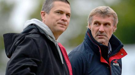 "Der Rudi und ich wissen halt, wie Gras nach einem Spiel riechen muss." Sportdierektor Christian Beeck (l.) und Trainer Rudi Bommer haben Cottbus neue Energie gegeben.