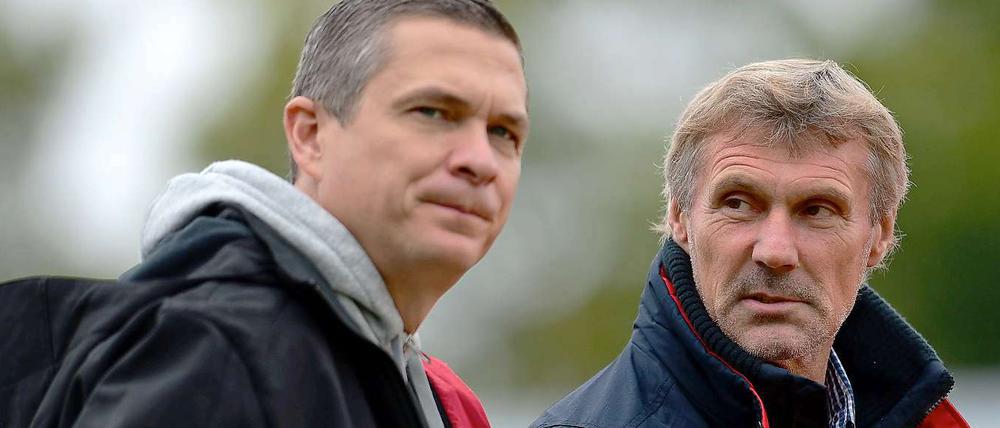 "Der Rudi und ich wissen halt, wie Gras nach einem Spiel riechen muss." Sportdierektor Christian Beeck (l.) und Trainer Rudi Bommer haben Cottbus neue Energie gegeben.