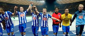 Ha Ho He - alle Zweifel adé! Herthas Mannschaft feiert nach dem Sieg gegen Dresden in der Fankurve.