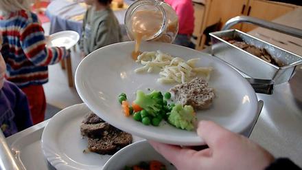 Offenbar wurde das bislang unbekannte Virus über einen Schulcaterer verbreitet. 