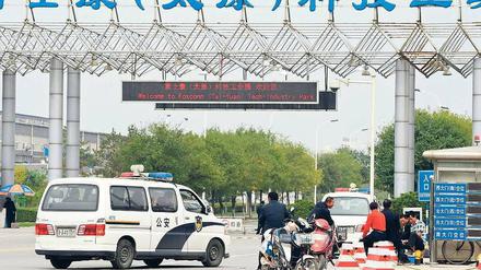 Abgesperrt. Die Foxconn-Fabrik blieb am Montag geschlossen. Die Polizei soll klären, was einen Tag zuvor geschehen war. Foto: Reuters