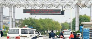 Abgesperrt. Die Foxconn-Fabrik blieb am Montag geschlossen. Die Polizei soll klären, was einen Tag zuvor geschehen war. Foto: Reuters