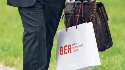 Der Bund der Steuerzahler findet viele Worte für den BER, nur kein gutes: Der Flughafen sei ein Manifest von Fehlplanungen, Missmanagement, unvollständigen Bauunterlagen und Kostenüberschreitungen. 