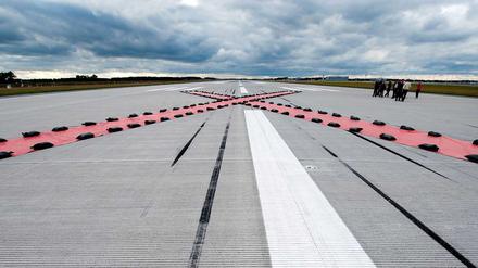 Noch nicht in Betrieb - die Rollbahn des Hauptstadtflughafen BER.