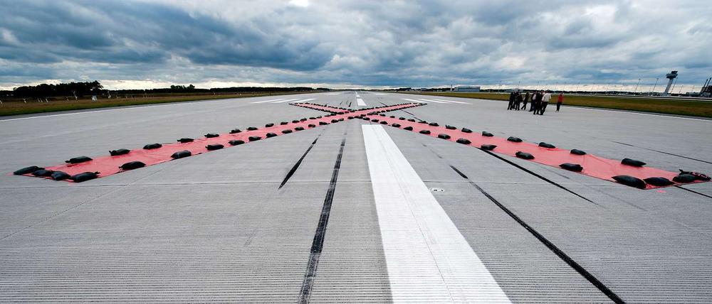 Noch nicht in Betrieb - die Rollbahn des Hauptstadtflughafen BER.