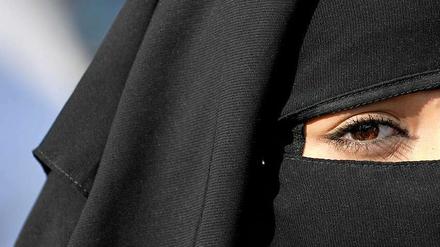 Die Islamexpertin Gudrun Krämer fordert dazu auf, die gemäßigten Kräfte im Islam sichtbarer zu machen und Fundamentalisten auszugrenzen. 