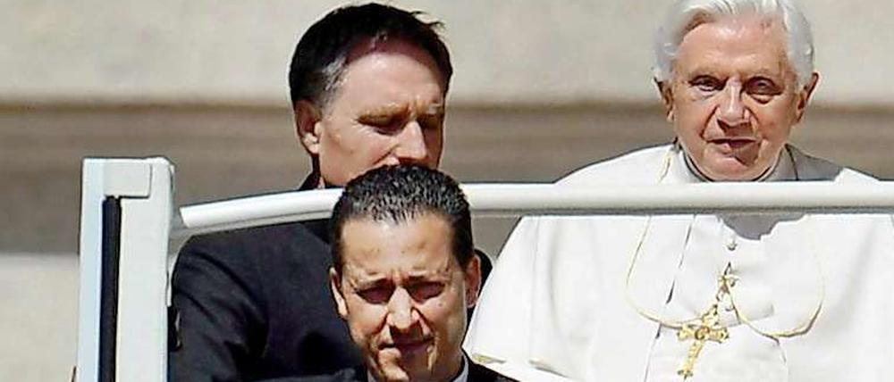 Damals war er noch Kammerdiener: Paolo Gabriele sitzt im Mai 2012 vor Papst Benedikt XVI. in Rom im Papamobil.
