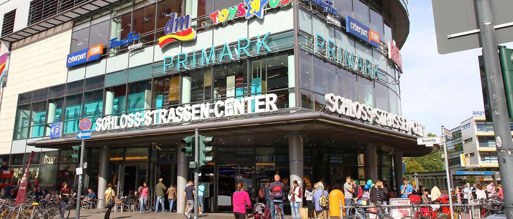 Das kleinste der vier Einkaufszentren. Genau genommen befindet sich das „Schloss-Strassen-Center“ am Walther-Schreiber-Platz. Früher stand dort ein Hertie-Kaufhaus.